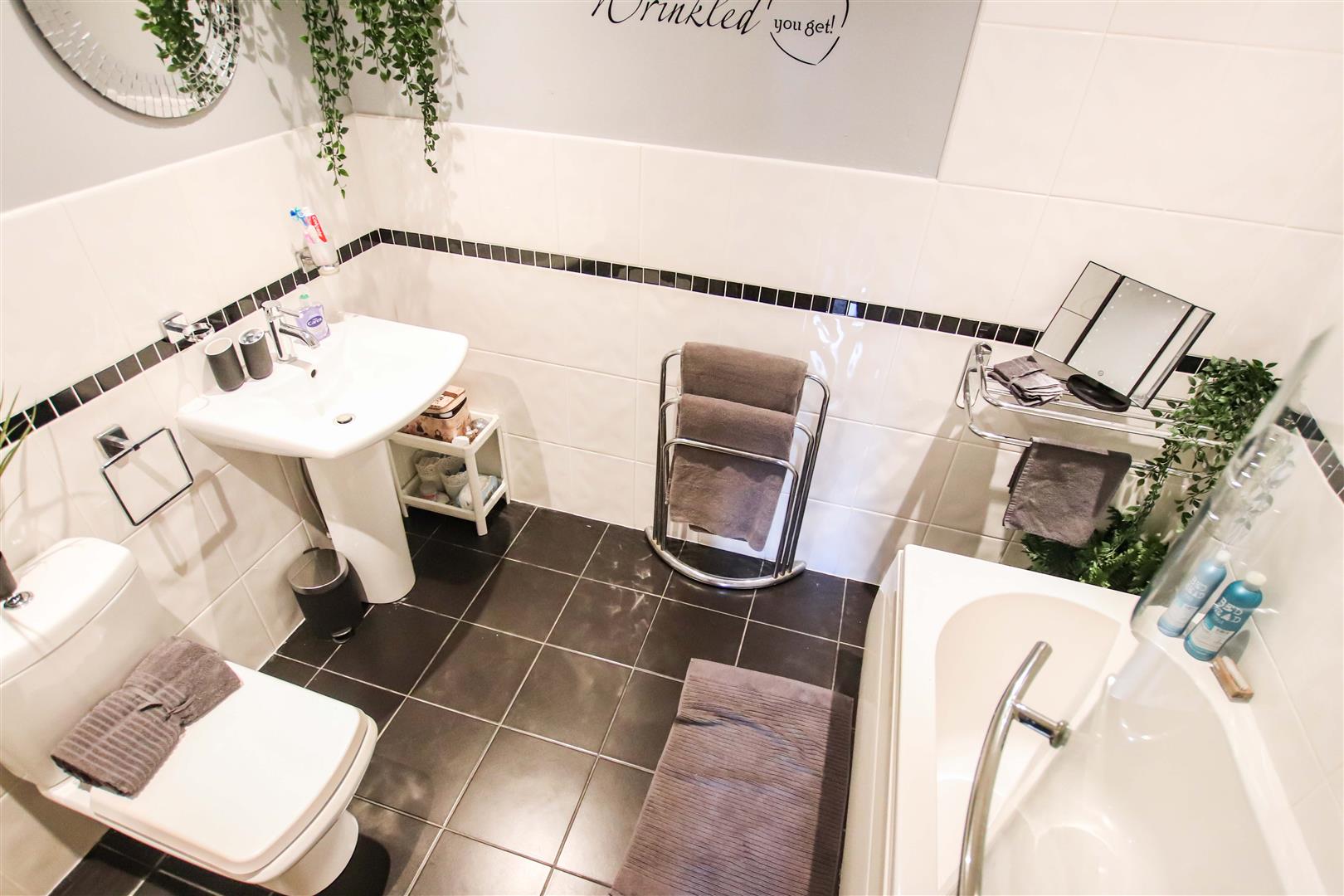 EN-SUITE BATHROOM